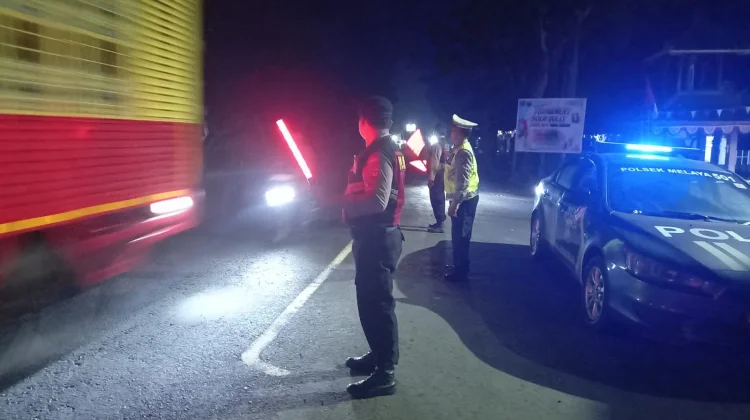 Patroli Cahaya Biru Polsek Melaya Cegah Pelanggaran di Jalan