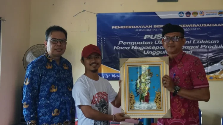 Undiksha Dampingi Pengembangan Usaha Lukisan Kaca Nagasepaha