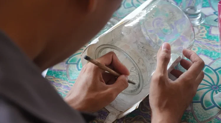 Lukisan Kaca Nagasepaha Tak Sekadar Wayang, Undiksha Kembangkan Produk Baru