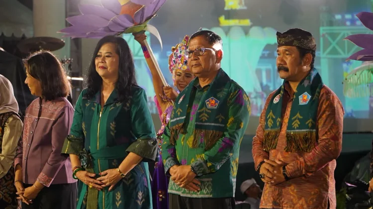 Endek Tunjung Ungu Dorong Wastra Lokal Buleleng Masuk Tren Fashion