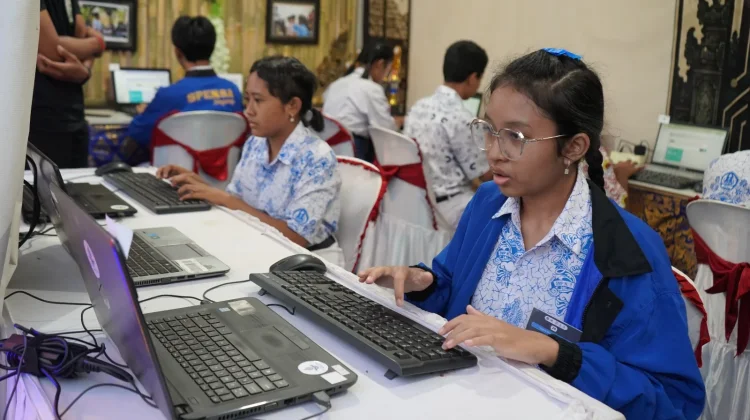 Lomba Mengetik Cepat di BDE Buleleng Festival Diserbu Pelajar
