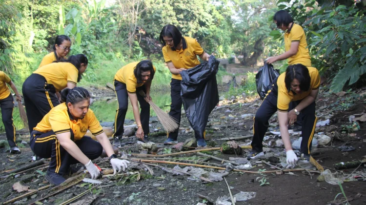 Polwan Polres Jembrana Dukung Pilah Sampah di Asrama