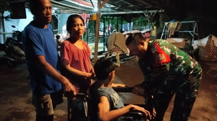 Babinsa Sawan Kawal Penyaluran Kursi Roda untuk Tiga Warga Disabilitas