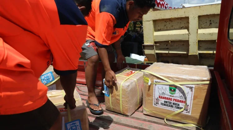 2,2 Ton Rendang Sumbar Disalurkan untuk Korban Gempa NTT