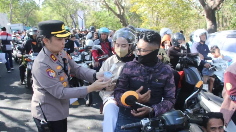 Antrean Kunjungan Presiden, Kapolres Jembrana Bagikan Air Mineral