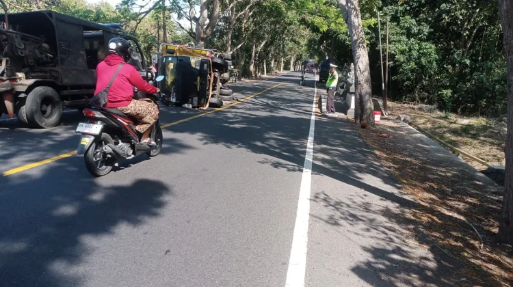 Truk Angkut Buku Bekas Terguling di Klatakan