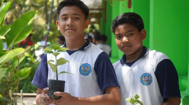Dorong Siswa Peduli Lingkungan, Spenpraja Lakukan Kokurikuler Menanam Pohon