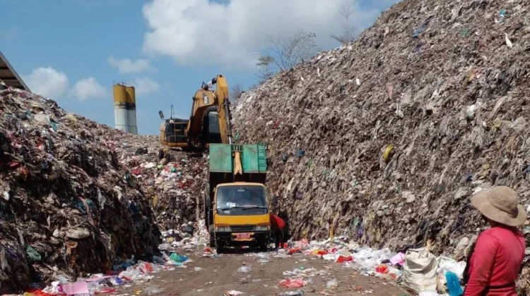 Sampah Masuk TPA Peh Jembrana Turun 30 Ton per Hari