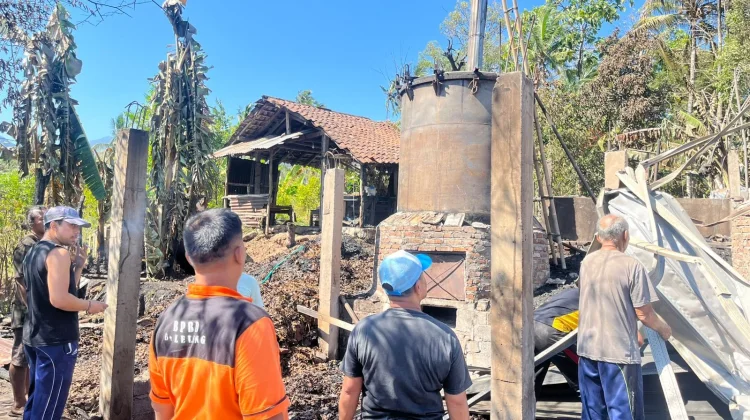 Gudang Penyulingan Cengkeh di Padangbulia Terbakar, Kerugian Capai Rp700 Juta