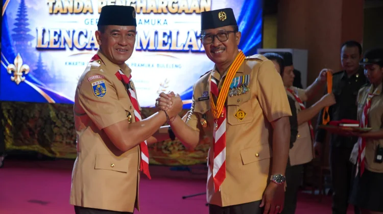 Kakwarcab Buleleng Terima Anugerah Lencana Melati dan Pancawarsa IV
