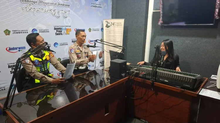 Satlantas Jembrana Edukasi Keselamatan Berlalu Lintas lewat Siaran Radio