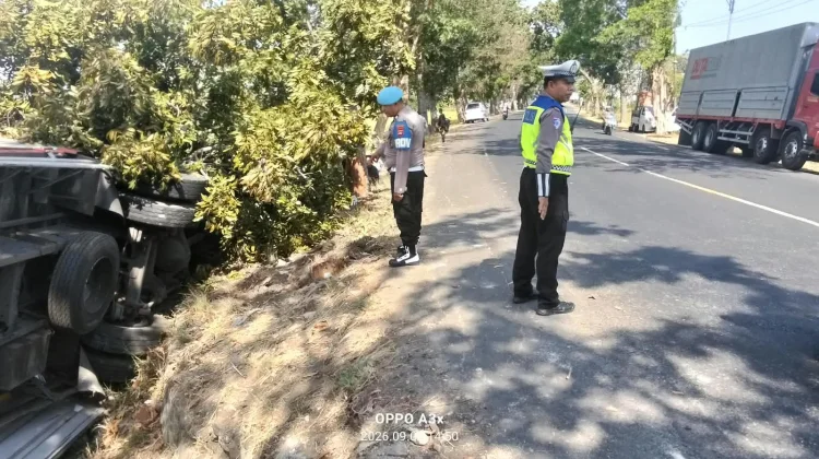 Truk Box Terperosok ke Parit di Kaliakah, Pengemudi Selamat