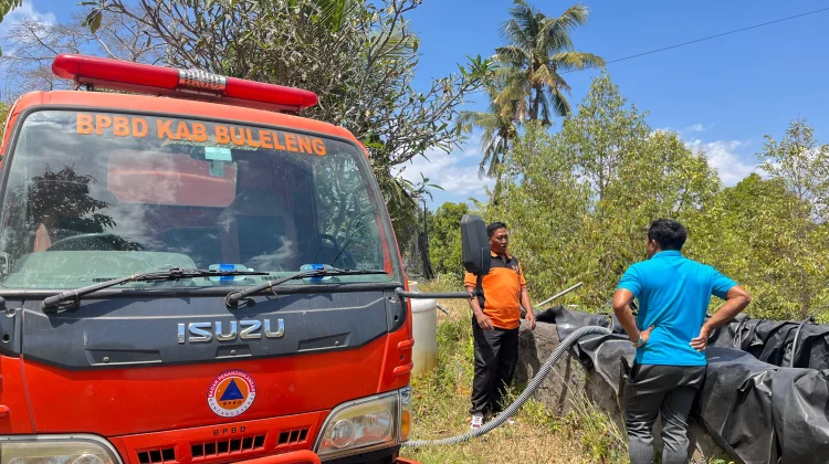 BPBD Buleleng Salurkan 5.000 Liter Air Bersih ke Desa Cempaga