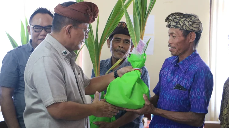 Petani Buleleng Terima Alsintan dan Bibit Pertanian Senilai Rp3,49 Miliar