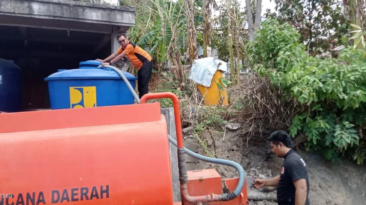 Terdampak Kekeringan, BPBD Buleleng Salurkan 7.000 Liter Air Bersih di Dua Desa