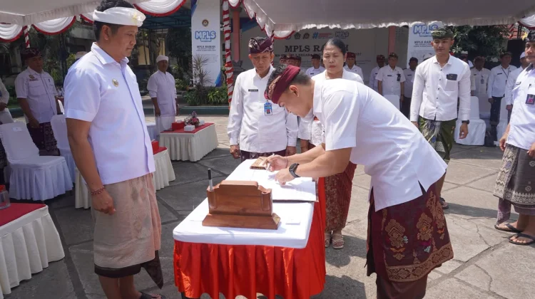 Bupati Jembrana Lantik 21 Pejabat di SMAN 2 Negara