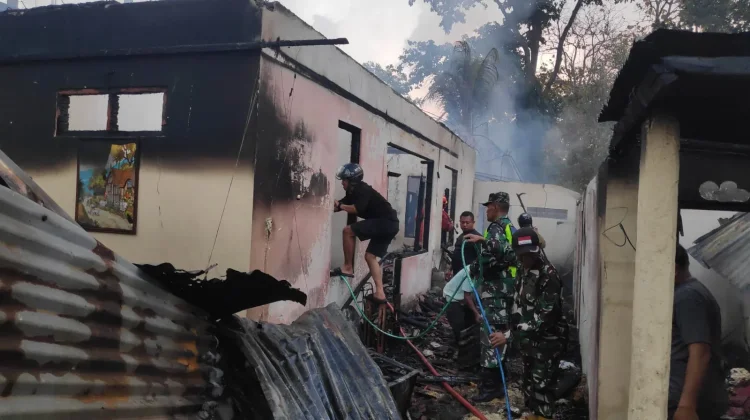 Kebakaran di Ambengan, Rumah Warga Hangus dan Atap Ambruk