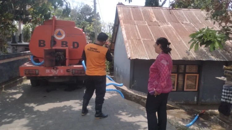 Musim Kemarau, BPBD Buleleng Salurkan 25 Ribu Liter Air Bersih ke Kecamatan Banjar