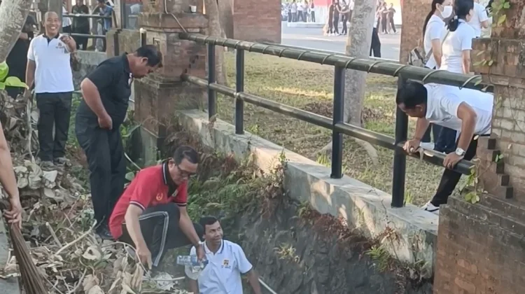Jaga Aset Daerah, ASN Jembrana Gotong Royong Rawat Terminal Cargo Kaliakah