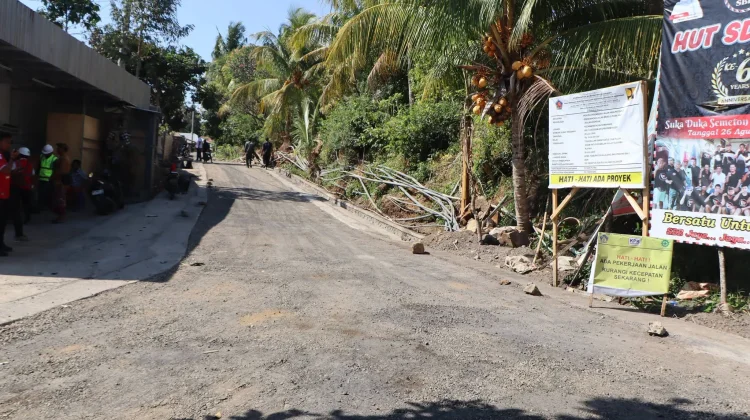 Akses Jalan Bulian-Depeha Diperbaiki, Bupati Sutjidra Pantau Pengerjaan