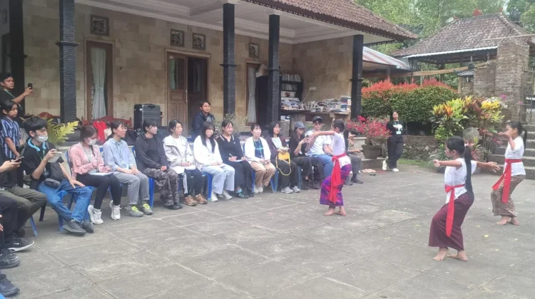 Mahasiswa Waseda Jepang Dalami Budaya Pedawa Lewat Kolaborasi Literasi
