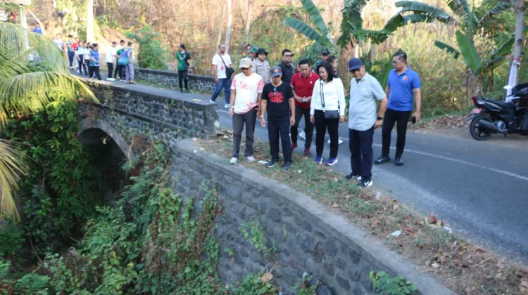 Cegah Kebakaran Lahan, Bupati Sutjidra Minta Warga Tak Bakar Sampah