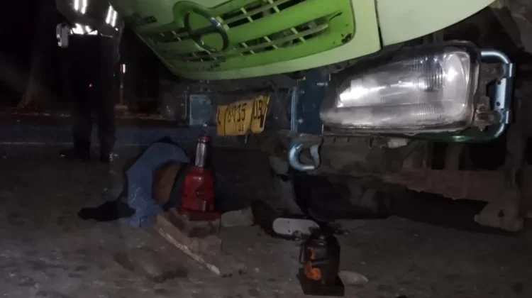 Terkena Benturan Ban Meletus, Sopir Truk Meninggal Dunia