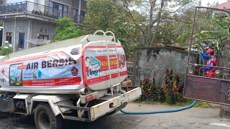 PMI Salurkan 285 Ribu Liter Air Bersih untuk Tiga Kecamatan di Buleleng
