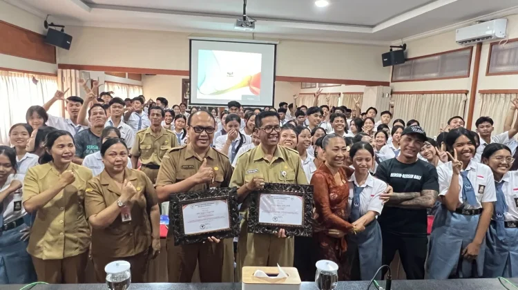 Ni Luh Djelantik Minta Pelajar SMK Negeri 1 Singaraja Kembangkan Potensi Diri