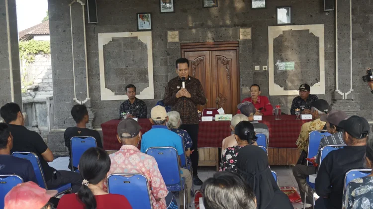 Pemkab Jembrana Salurkan Beras untuk 367 Lansia Kurang Mampu