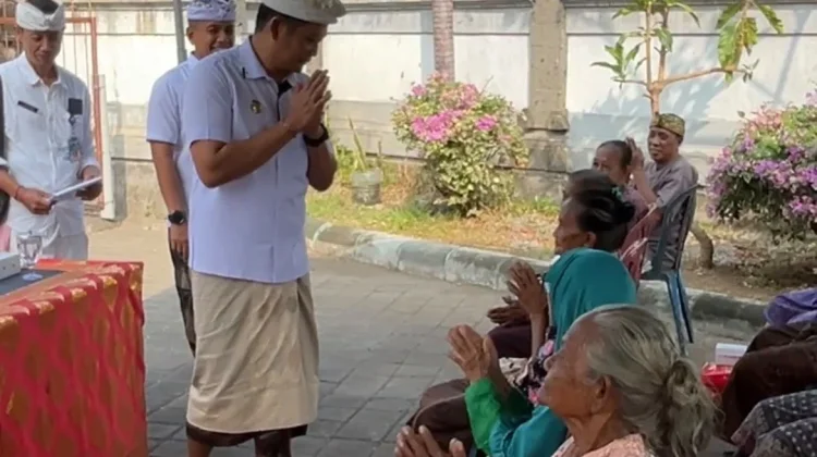 Lansia Tercecer dari Bantuan Pusat, Kembang: Tetap Tertanggulangi