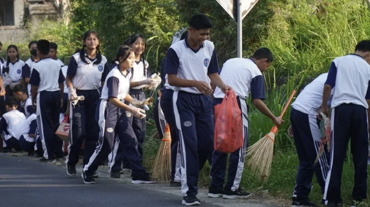 Gotong Royong Desa: Murid Spenpraja Bergerak Jaga Kebersihan Lingkungan