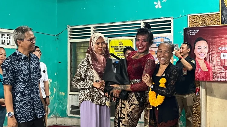Ni Luh Djelantik Salurkan Ratusan Paket Beras Premium bagi Warga Kampung Kajanan
