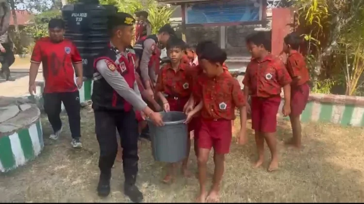 Polres Jembrana Salurkan 6.000 Liter Air Bersih ke SD Negeri 2 Dauhwaru