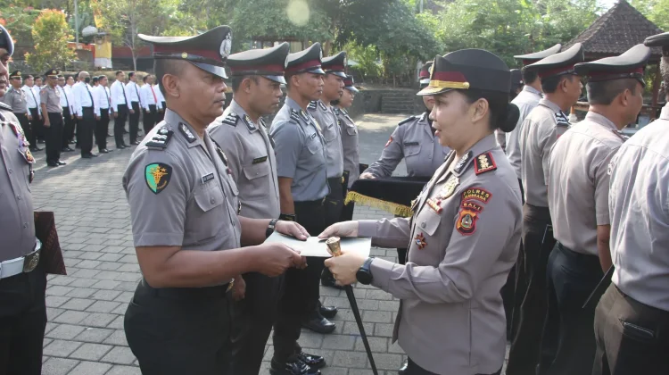 Polres Jembrana Beri Penghargaan kepada 10 Personel Berprestasi
