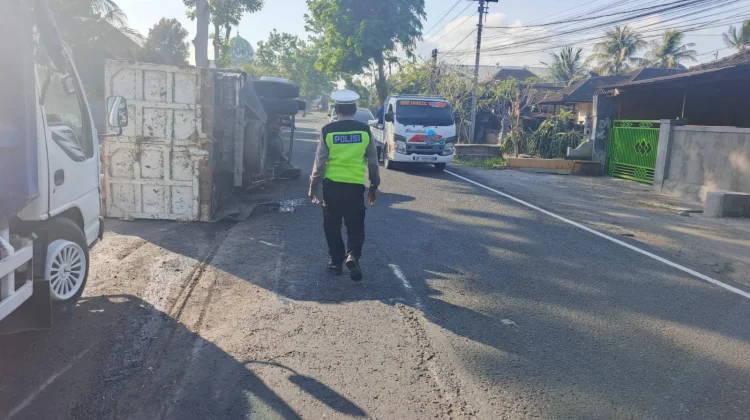 Pecah Ban dan As Roda Patah, Dump Truk Terguling di Melaya