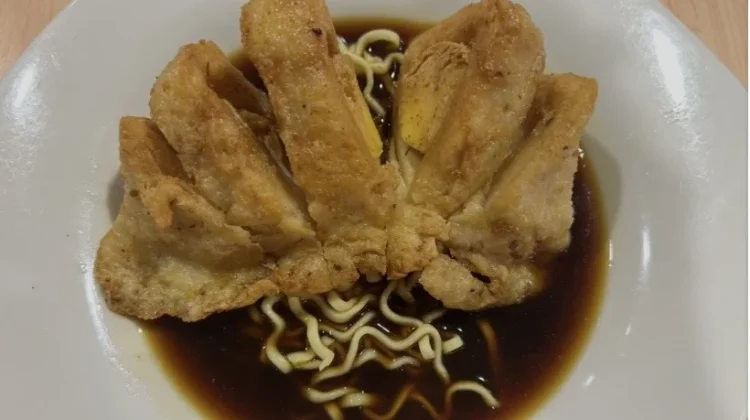 Menyeberangi Zaman lewat Sepiring Pempek, Simfoni Gurih Pedas Khas Bumi Sriwijaya