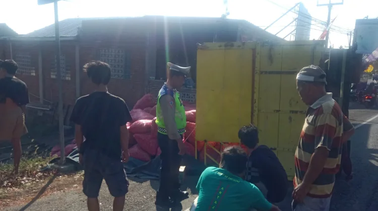 Pecah Ban, Truk Colt Diesel Terguling di Jalan Raya Denpasar-Gilimanuk