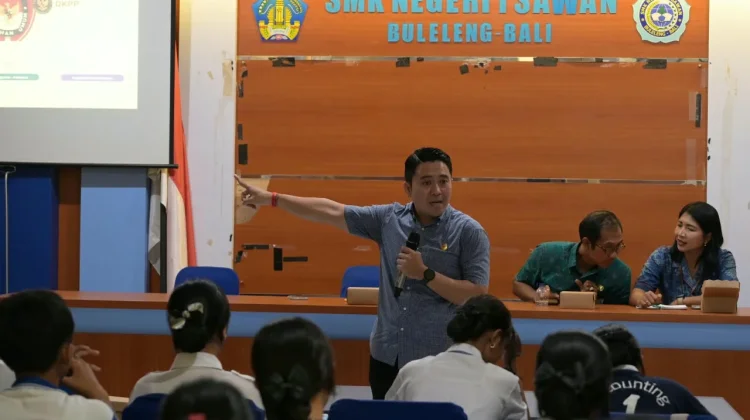 KPU Buleleng Ajak Siswa SMK Negeri 1 Sawan Kritis Hadapi Hoaks Pemilu