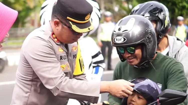 Valentine, Polres Buleleng Bagi Helm Bunga Cokelat di Singaraja