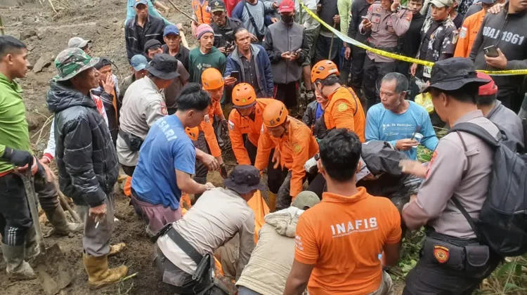 Petani Pencari Bambu Tertimbun Longsor di Desa Suter Kintamani