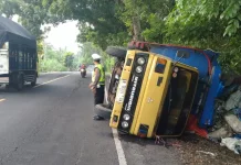 Truk Muatan Botol Bekas Terguling di Jalur Denpasar-Gilimanuk