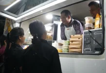 Bupati Jembrana Pakai Celemek dan Layani Pembeli Food Truck