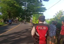 Truk Hino Hantam Tugu Batas Temukus-Kaliasem Banjar
