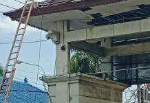 Atap Gapura Pintu Masuk Bali di Gilimanuk Hancur