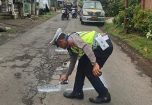 Cegah Kecelakaan, Polsek Sawan Tandai 9 Jalan Berlubang