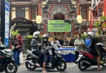 Serentak, DWP RRI Singaraja Jalankan Program Bagi Takjil Gratis
