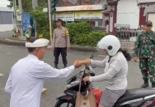 Remaja Hindu Jembrana Berbagi Takjil Ramadan