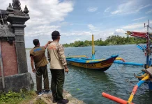 Diterjang Angin Kencang, Perahu Nelayan di Air Kuning Terbalik