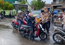 Polres Buleleng Bersihkan Masjid Al-Taqwa dan Bagikan Takjil Ramadan